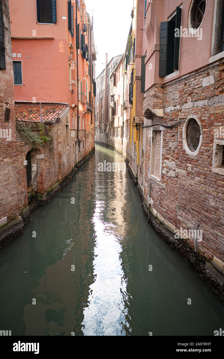 Stretto canale, Venezia, Italia Foto Stock