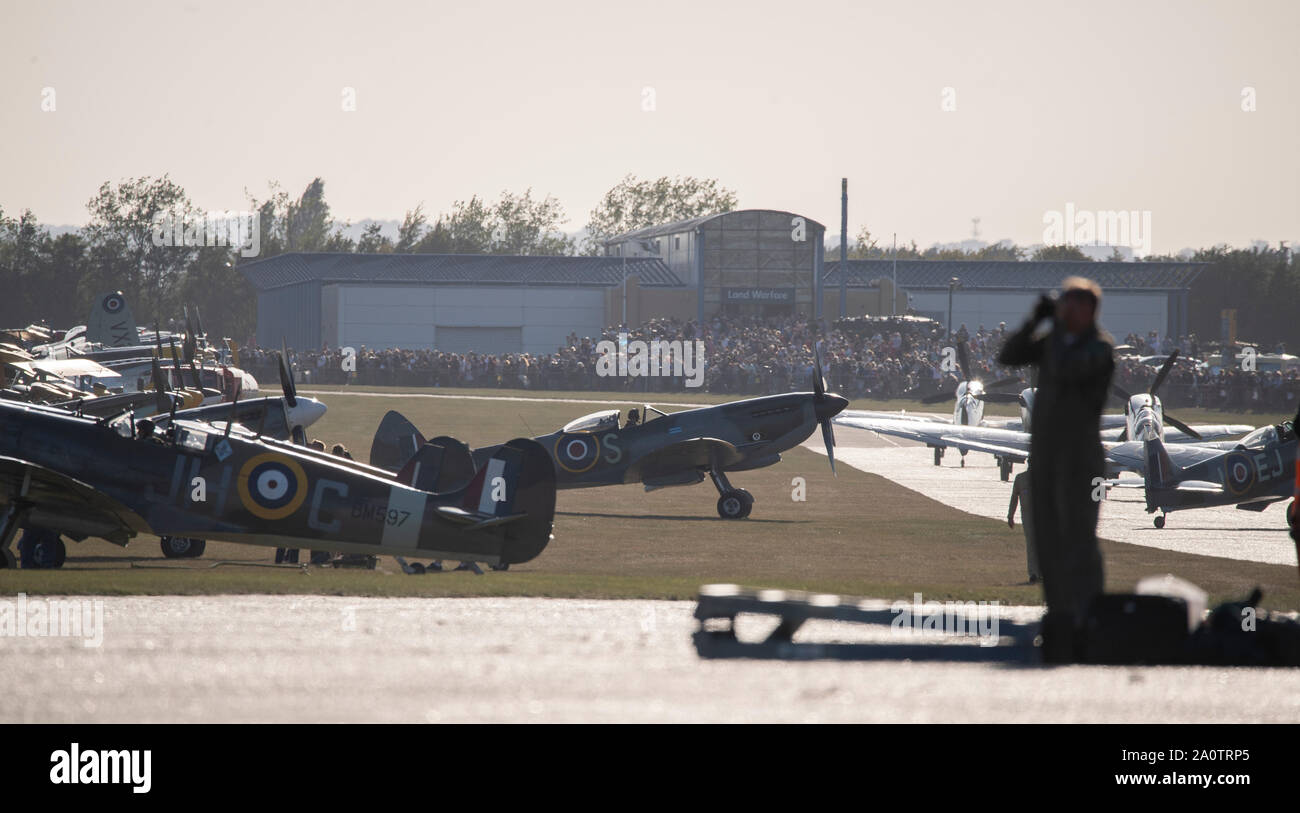 Duxford, Cambridgeshire, Regno Unito. Il 21 settembre 2019. 1940's themed weekend del volo a IWM Duxford con gli storici WW2 velivoli e un ammassato volo di 15 Spitfires, visto qui il montaggio per il decollo di fronte a migliaia di spettatori. Credito: Malcolm Park/Alamy Live News. Foto Stock