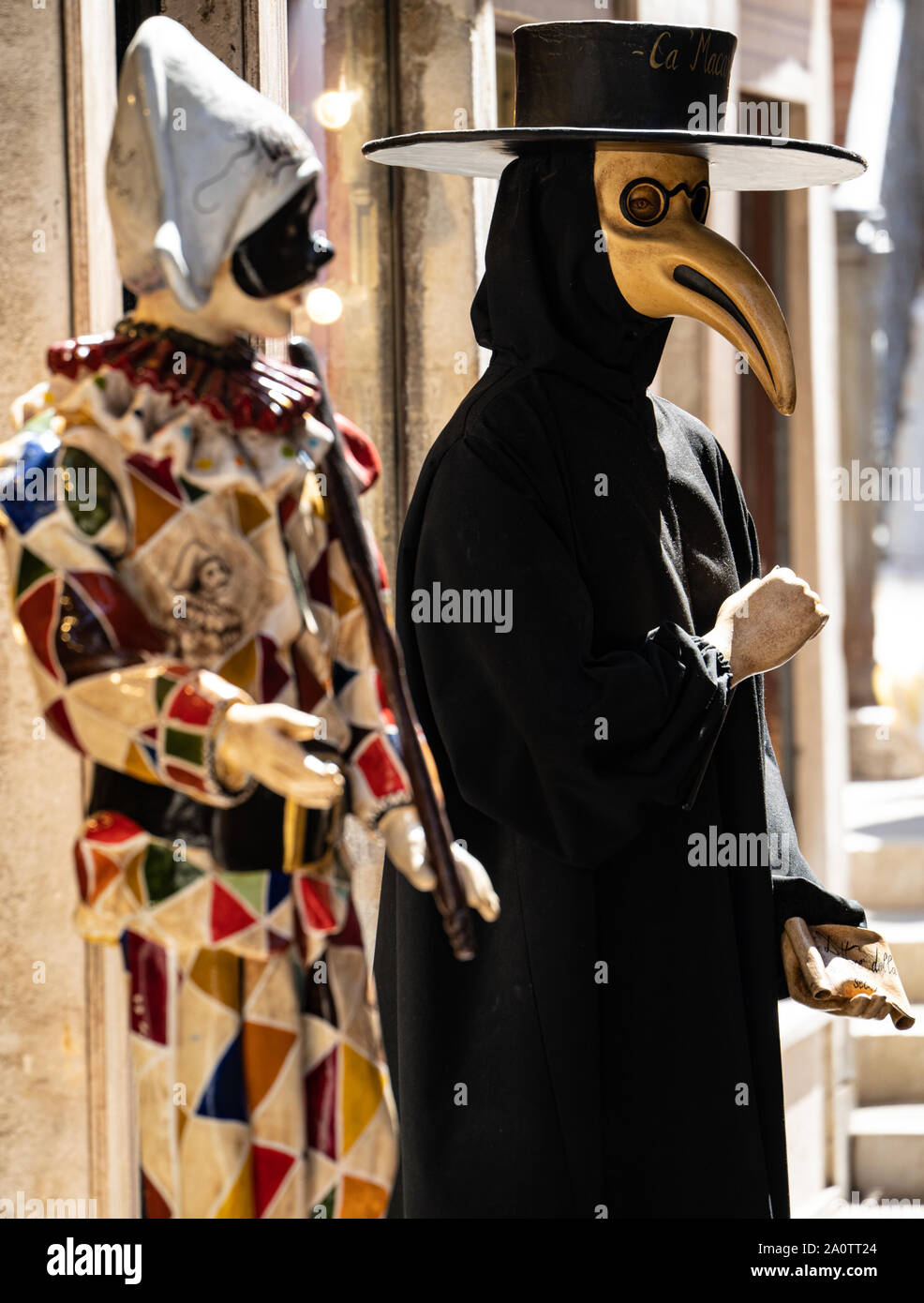 La vita e i costumi di dimensioni / manichini di un medico della peste e arlecchino. Venezia, Italia Foto Stock