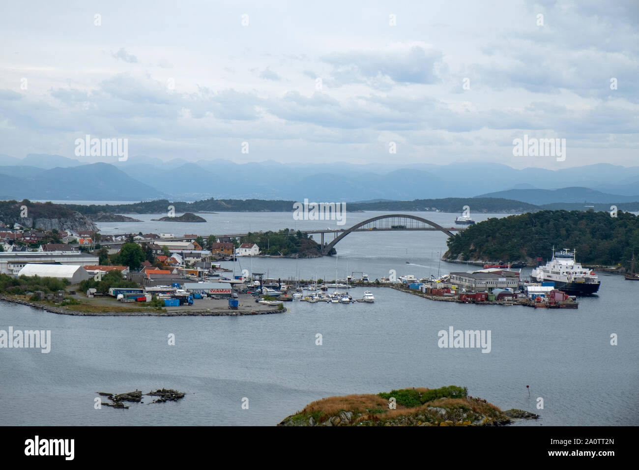 Stavanger porto naturale, profondo fiordo del mare porto in Norvegia con  pesanti dell'industria e del turismo Foto stock - Alamy