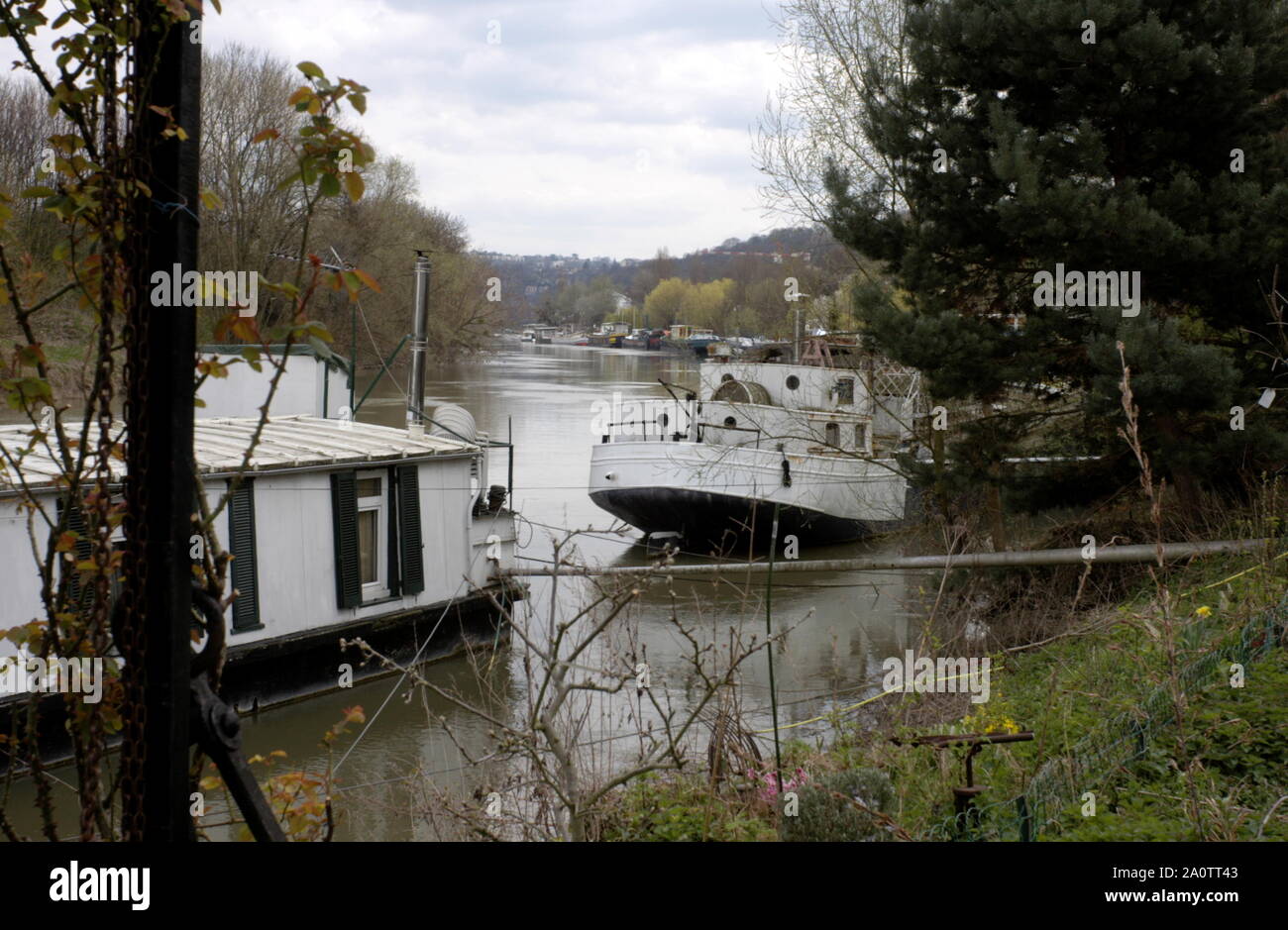 AJAXNETPHOTO. 2006. PORT MARLY, Francia. - Il fiume Senna guardando a sud verso BOUGIVAL DAL RIVRBANK nei pressi del villaggio di PORT MARLY. La zona era molto frequentata dal XIX secolo pittori impressionisti Camille Pissarro, Sisley, Claude Monet e altri del movimento. FAUVIST MAURICE DE VLAMINCK anche scene dipinte HEREABOUTS.foto:JONATHAN EASTLAND/AJAX REF:R60904 306 Foto Stock