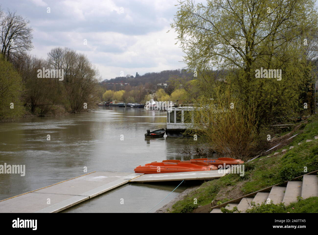AJAXNETPHOTO. 2006. PORT MARLY, Francia. - Il fiume Senna guardando a sud verso BOUGIVAL DAL PORT MARLY ROWING CLUB. La zona era frequentata dai pittori impressionisti Camille Pissarro, Sisley, Claude Monet e gli altri del XIX secolo il movimento. Artista FAUVIST MAURICE DE VLAMINCK anche dipinti di scene colorate HEREABOUTS.foto:JONATHAN EASTLAND/AJAX REF:R60904 309 Foto Stock