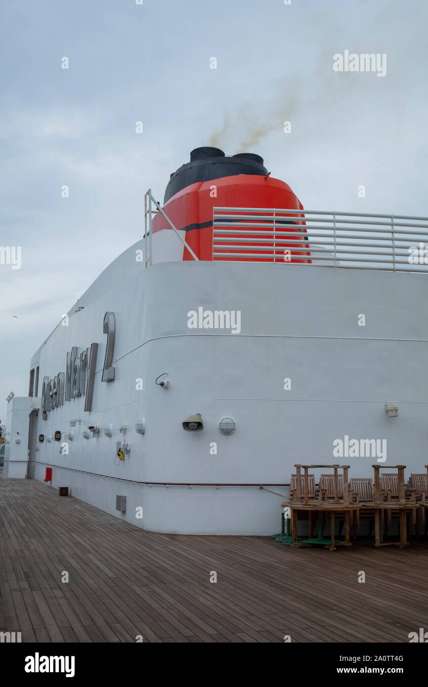 Queen Mary 2 ocean liner di imbuto e il nome sul ponte superiore Foto Stock
