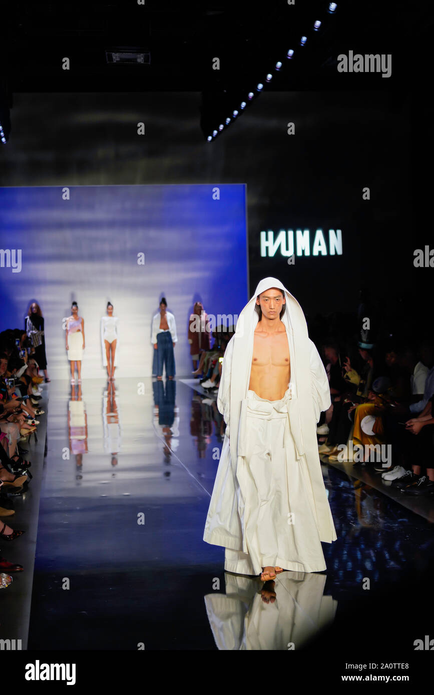 ICY presenta Primavera Estate 2020 Runway Show: Designer HIUMAN Foto Stock