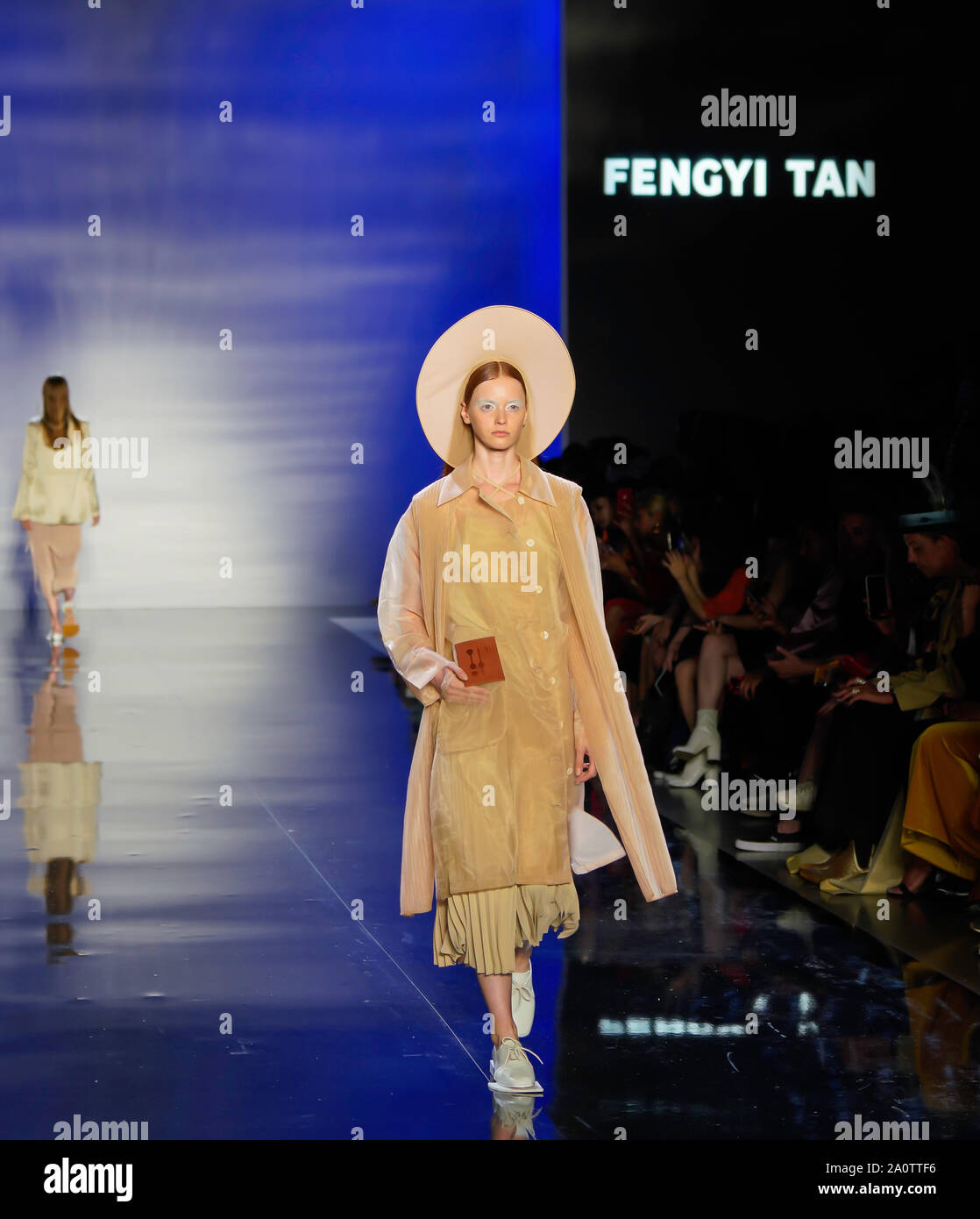 ICY presenta Primavera Estate 2020 Runway Show: Designer Fengyi Tan Foto Stock
