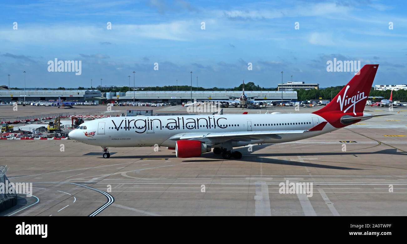 Virgin Atlantic Strawberry Fields Airbus A330-200 taxi-ing dal grembiule a Manchester Ringway Airport, Lancashire, Inghilterra, Regno Unito Foto Stock
