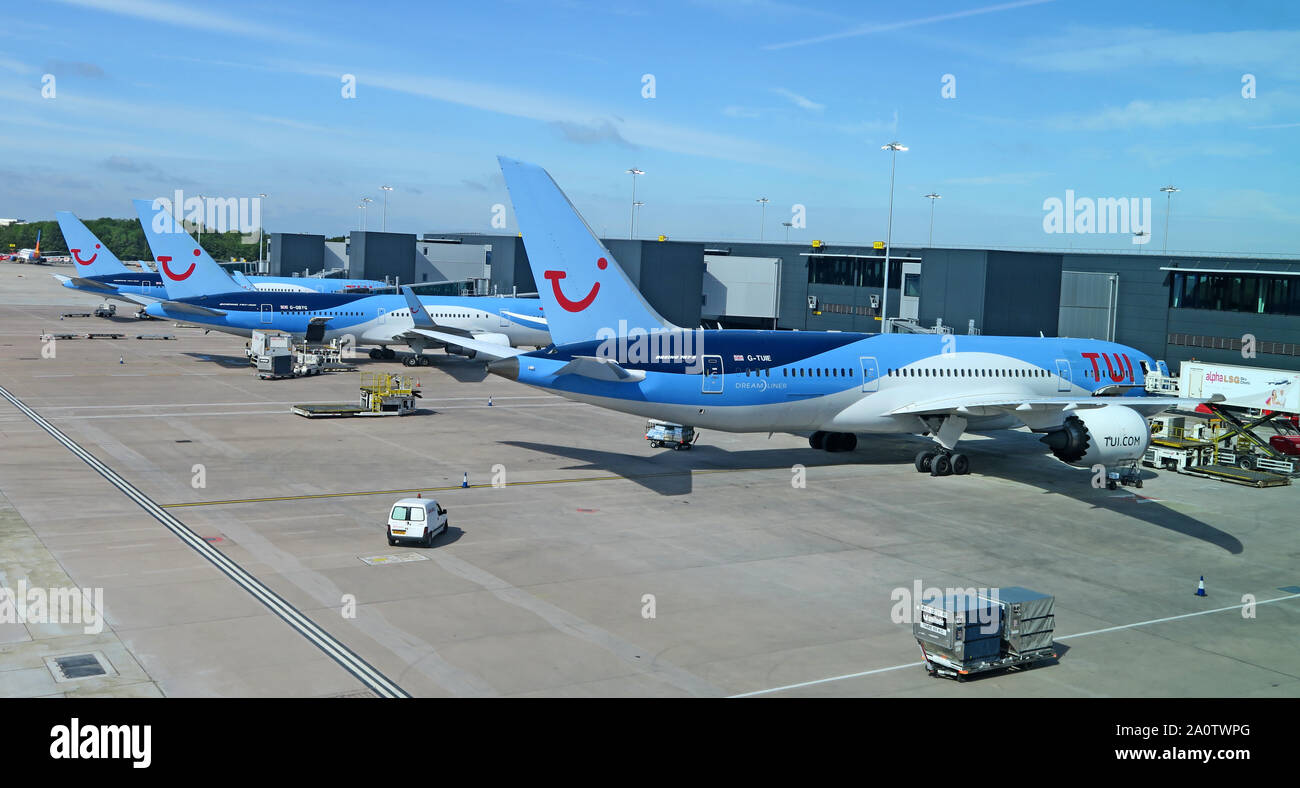 TUI Vacanze aerei di gruppo, cancelli 106-108 - Manchester Ringway Airport, Greater Manchester North West England, Regno Unito Foto Stock
