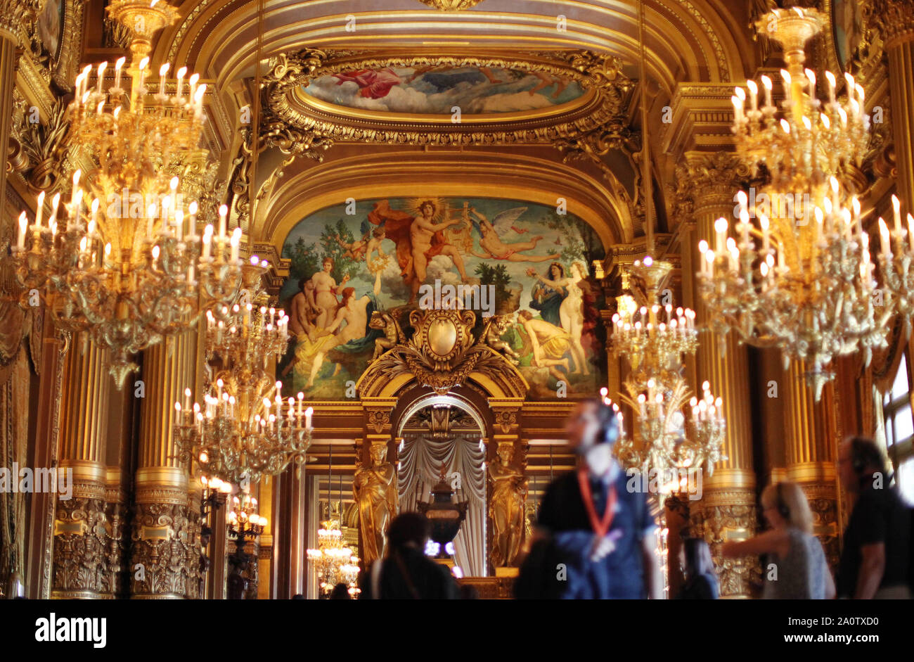 Parigi, Francia. Xxi Sep, 2019. La gente visita il Paris Opera Theater durante le Giornate Europee del Patrimonio a Parigi, Francia, Sett. 21, 2019. Patrimonio storico sono i siti aperti al pubblico questo weekend in Francia per contrassegnare il patrimonio europeo Giorni, che si terrà nel mese di settembre di ogni anno. Il patrimonio europeo giorni sono i più ampiamente celebrati partecipativa evento culturale condivisa dai cittadini d'Europa. Credito: Gao Jing/Xinhua/Alamy Live News Foto Stock