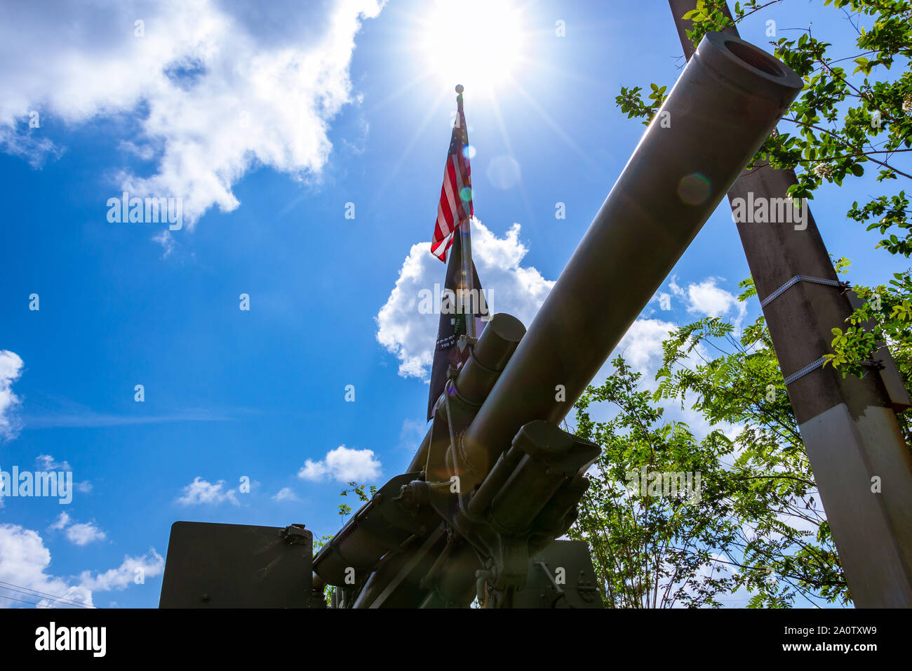 M114A2 155 mm obice con POW MIA e bandiera americana a Fletcher Park Veterans Memorial - Pembroke Pines, Florida, Stati Uniti d'America Foto Stock