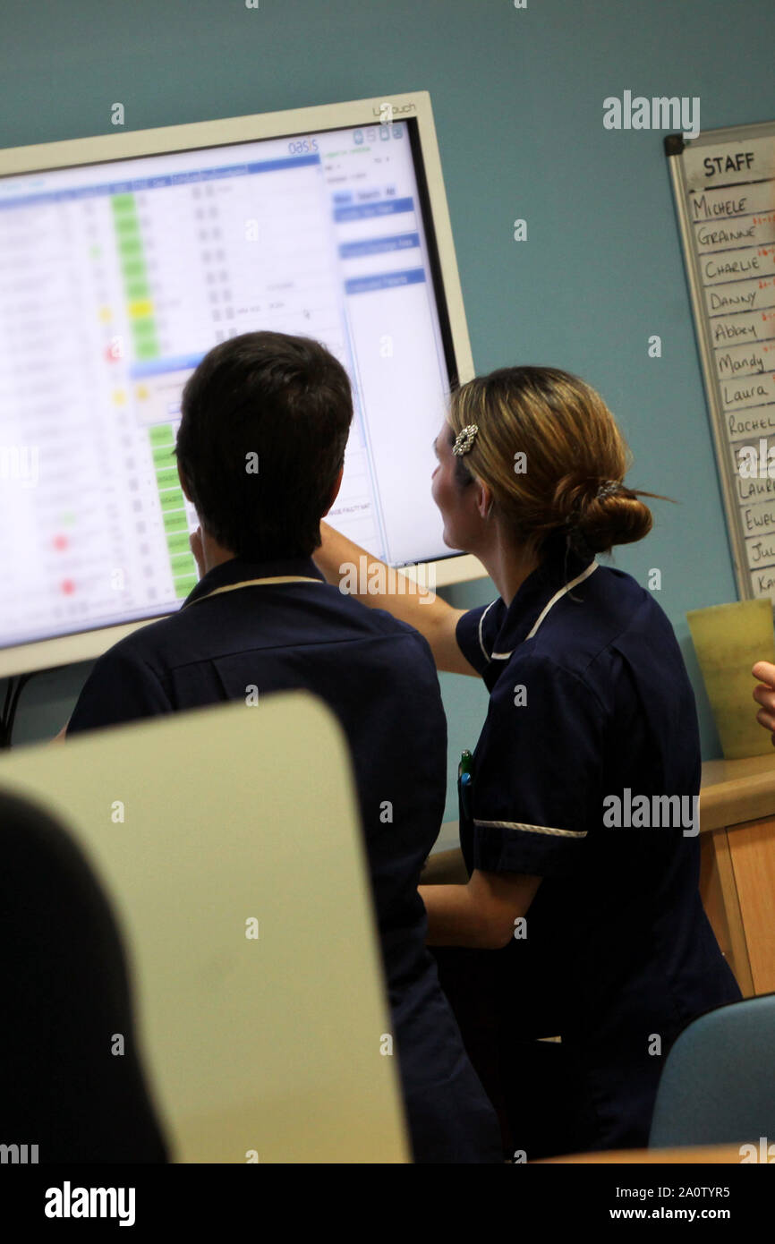 Viste generali del personale ospedaliero che va circa il loro lavoro presso il Royal Sussex County Hospital di Brighton, East Sussex, Regno Unito. Foto Stock