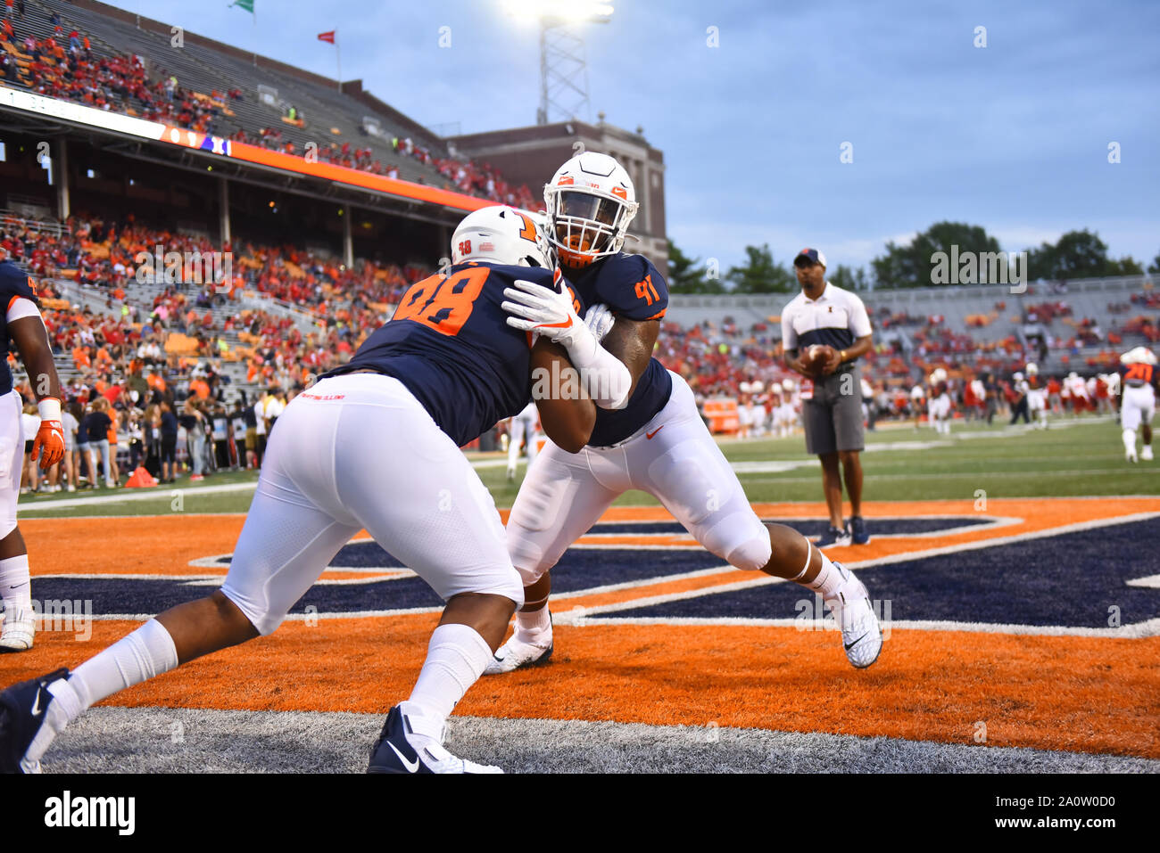 Champagne, Illinois, Stati Uniti d'America. Xxi Sep, 2019. Defensive lineman Jamal Woods (91) dell'Illinois Fighting Illini il riscaldamento durante il NCAA Football gioco tra l'Illinois vs Nebraska presso il Memorial Stadium di champagne, Illinois. Dean Reid/CSM/Alamy Live News Foto Stock