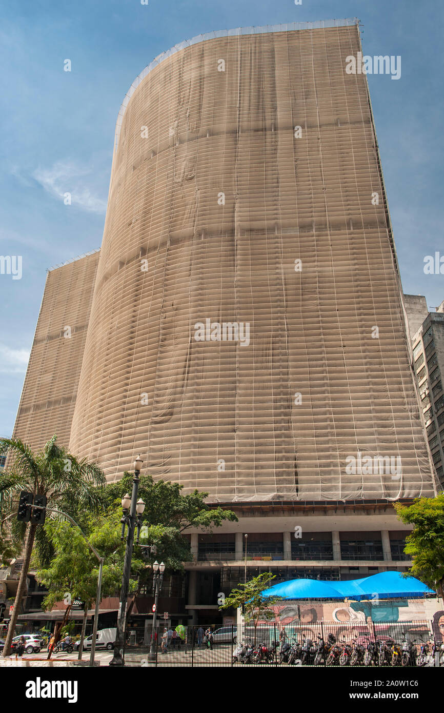 Il Palazzo Copan nel centro di São Paulo, Brasile. Si tratta di uno dei più grandi blocchi di appartamenti in tutto il mondo e ha 1160 appartamenti. Foto Stock