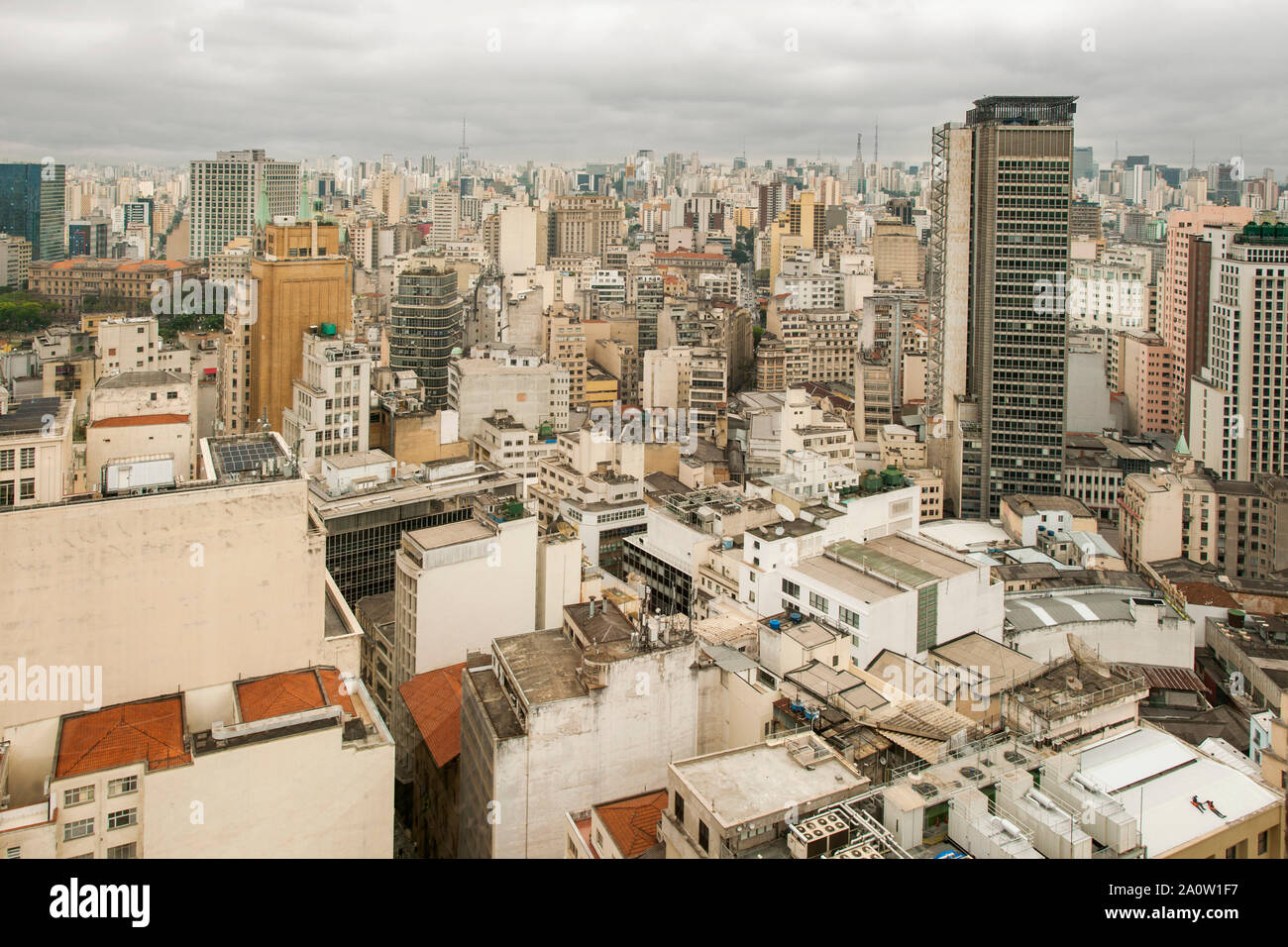 Il centro di São Paulo vista dal ponte di visualizzazione del Farol Santander edificio in São Paulo, Brasile. Foto Stock