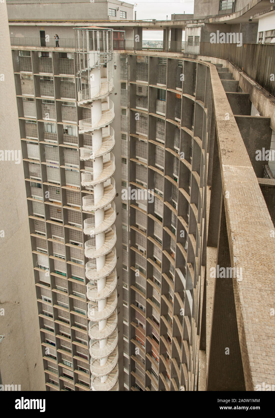La scala a chiocciola e la facciata esterna del Palazzo Copan São Paulo, Brasile. Foto Stock