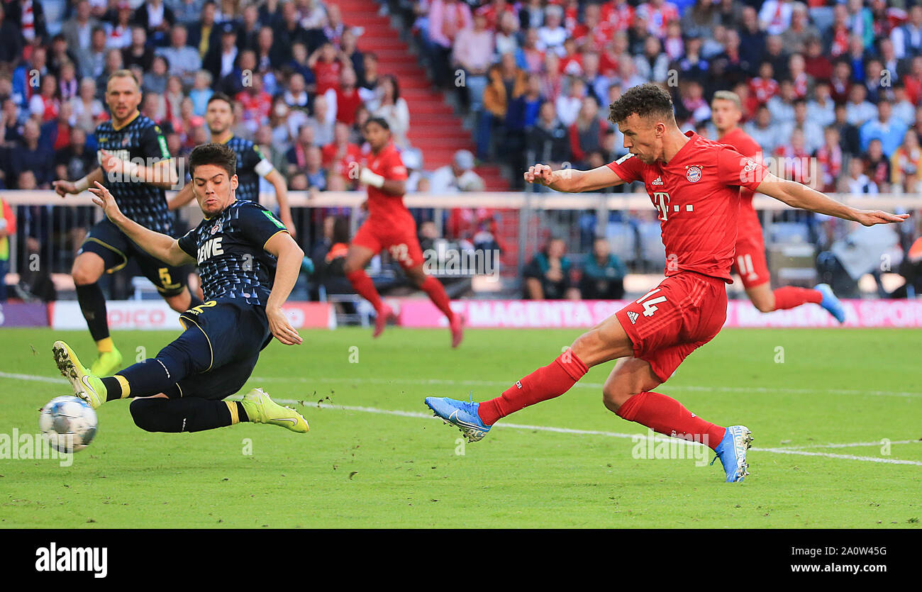 Monaco di Baviera, Germania. Xxi Sep, 2019. Ivan Perisic (R) del Bayern Monaco di Baviera prende un punteggio scattate durante un match della Bundesliga tra FC Bayern Monaco e 1.FC Koeln a Monaco di Baviera, Germania, il 7 settembre 21, 2019. Credito: Philippe Ruiz/Xinhua Foto Stock