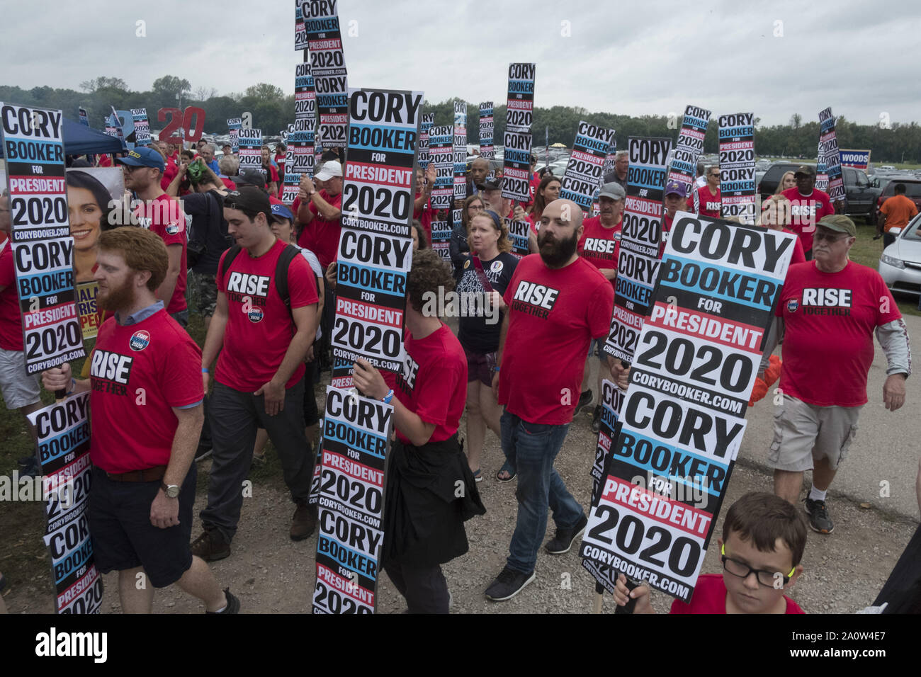 Des Moines, Iowa, USA. Xxi Sep, 2019. Cory Booker sostenitori marciare nel Polk County Democrat Steak RFI. A Des Moines opere d'Acqua Park. Credito: Rick Majewski/ZUMA filo/Alamy Live News Foto Stock