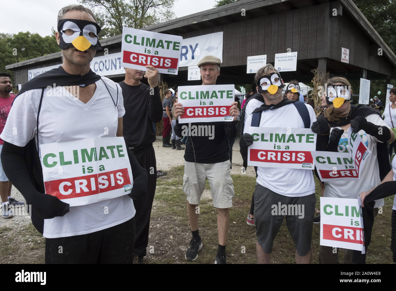 Des Moines, Iowa, USA. Xxi Sep, 2019. Gli attivisti del clima vestiti come i pinguini all'Polk County Democrat Steak RFI. A Des Moines opere d'Acqua Park. Credito: Rick Majewski/ZUMA filo/Alamy Live News Foto Stock