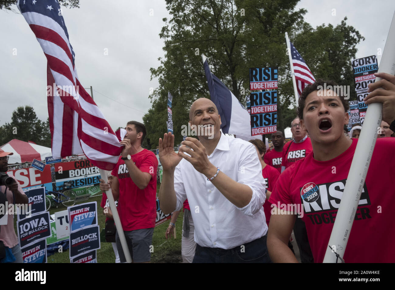 Des Moines, Iowa, USA. Xxi Sep, 2019. Cory Booker con tifosi marciare nel Polk County Democrat Steak RFI. A Des Moines opere d'Acqua Park. Credito: Rick Majewski/ZUMA filo/Alamy Live News Foto Stock