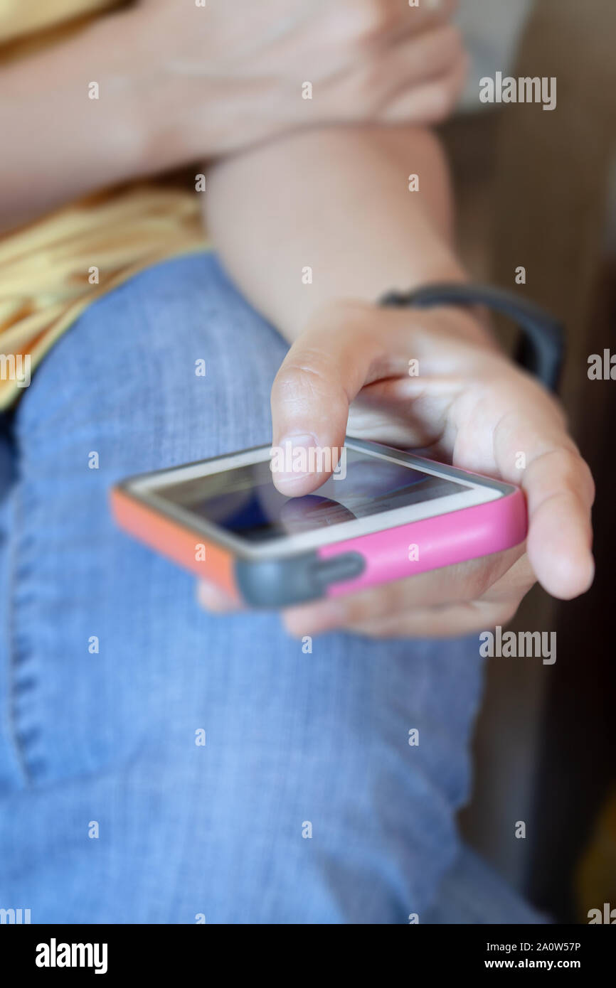 Close up donna utilizzando smart phone, stock photo Foto Stock