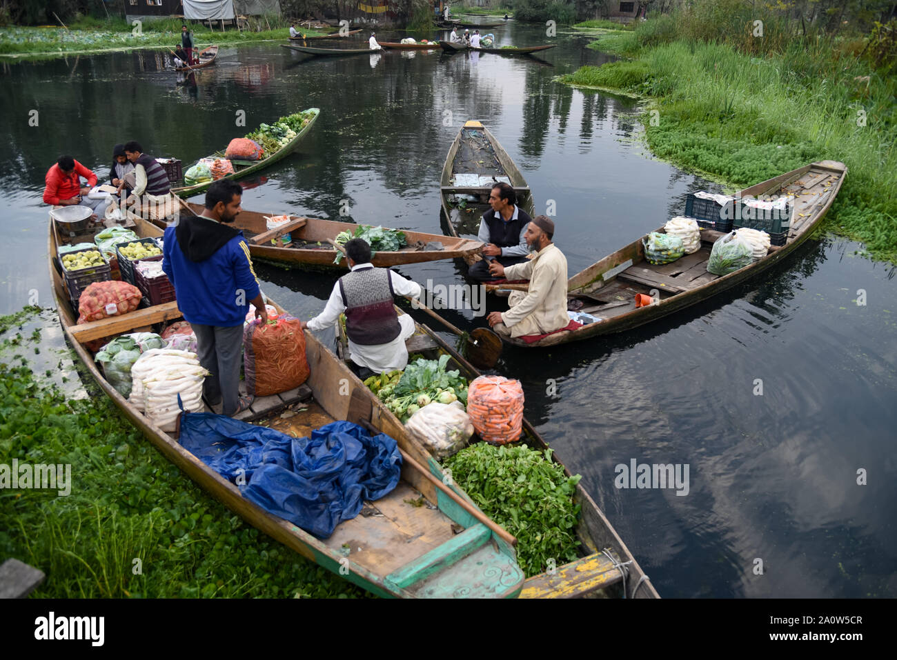 Srinagar, India. Xxi Sep, 2019. Barche cariche di verdure sul lago Dal durante le restrizioni in Srinagar.normale vita rimane sconvolto per la XLVII Giornata nella valle del Kashmir dopo l'abrogazione dell'articolo 370 che conferisce lo status speciale di stato. Credito: SOPA Immagini limitata/Alamy Live News Foto Stock