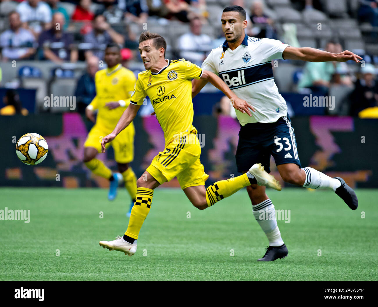 Vancouver, Canada. Xxi Sep, 2019. Columbus Crew's Pedros Santos (L) contende a Vancouver Whitecaps' Ali Adnan durante la MLS di stagione regolare partita di calcio tra Vancouver Whitecaps FC e Columbus Crew FC in Vancouver, Canada, Sett. 21, 2019. Credito: Andrew Soong/Xinhua Foto Stock