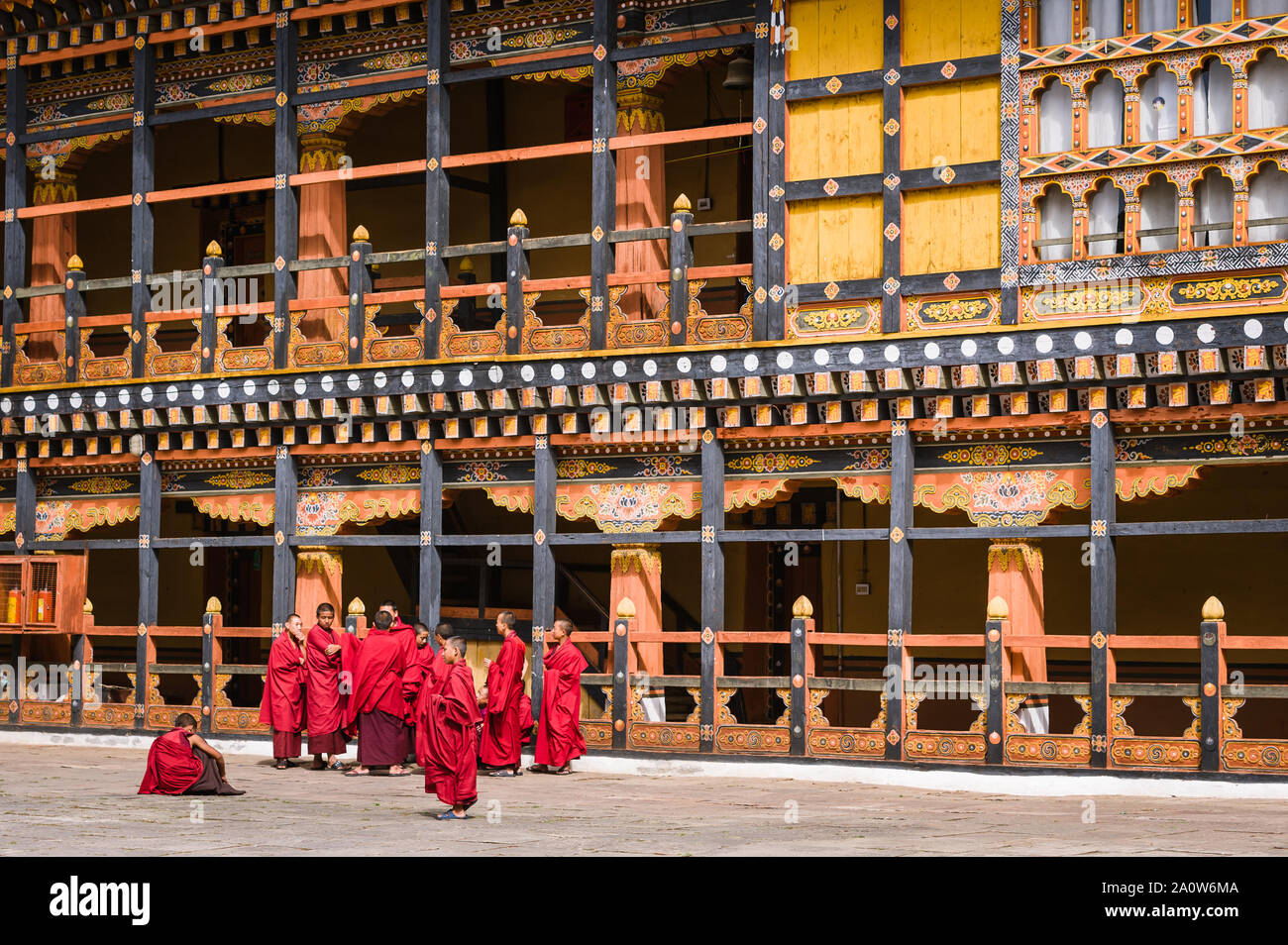 Paro, Bhutan, 01 Nov 2011: giovani monaci in rosso accappatoi a Rinpung Dzong. Foto Stock