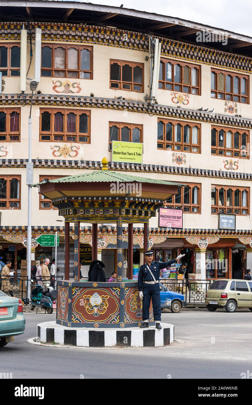 Thimphu, Bhutan, 02 Nov 2011: Main Street con il traffico umano la luce diretta da un poliziotto. Foto Stock