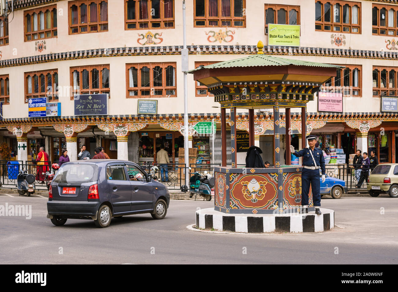Thimphu, Bhutan, 02 Nov 2011: Main Street con il traffico umano la luce diretta da un poliziotto. Foto Stock