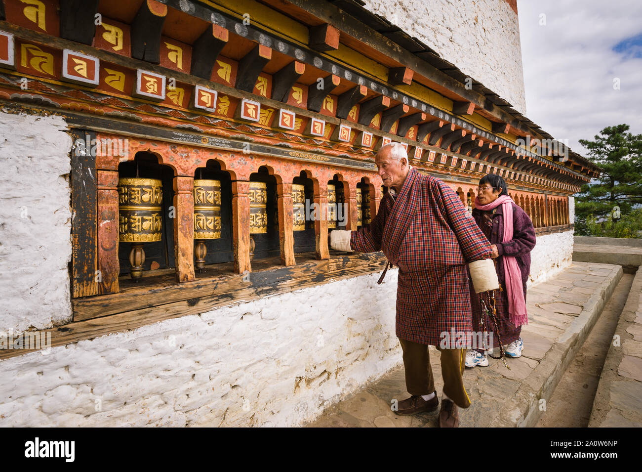 Thimphu, Bhutan, 02 Nov 2011: bhutanesi locale girando le ruote di preghiera a Changangkha Lhakang, il più antico monastero in Bhutan. Foto Stock
