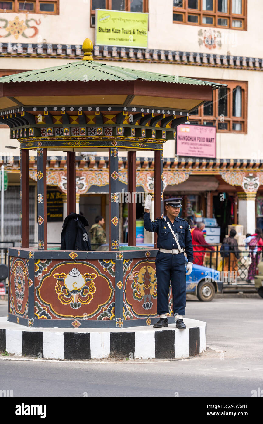 Thimphu, Bhutan, 02 Nov 2011: Main Street con il traffico umano la luce diretta da un poliziotto. Foto Stock