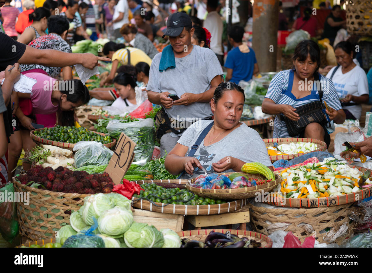 Frutta fresca e verdura essendo venduto in un mercato di strada si trova a Cebu City, Filippine Foto Stock