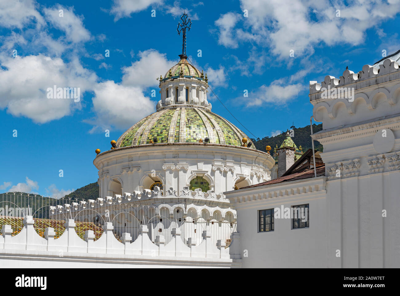 La grande cupola di La Compania de Jesus chiesa verde con piastrelle a mosaico intarsio, Quito, Ecuador. Foto Stock