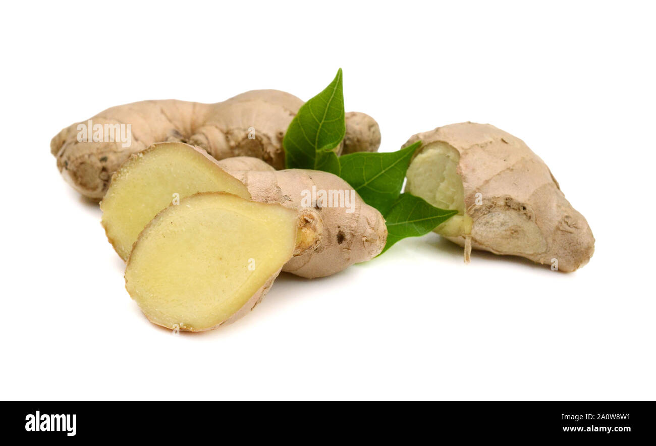 Di zenzero fresco o il rizoma isolati su sfondo bianco intaglio Foto Stock