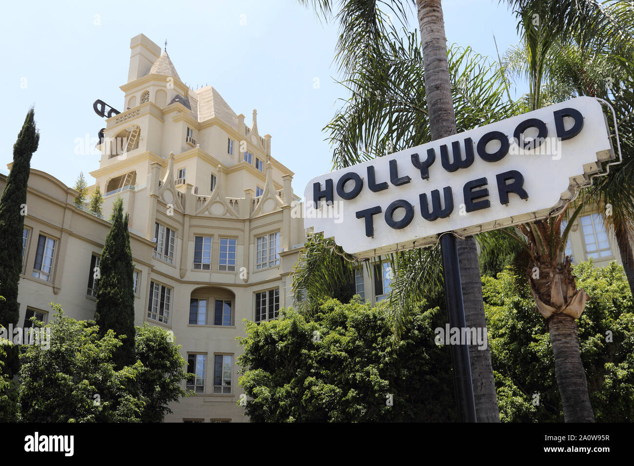 Los Angeles, CA / STATI UNITI D'America - 8 Giugno 2016: la storica Torre di Hollywood appartamento edificio, inaugurato nel 1929 e noto per la sua faux Normandia stile, è mostrato. Foto Stock
