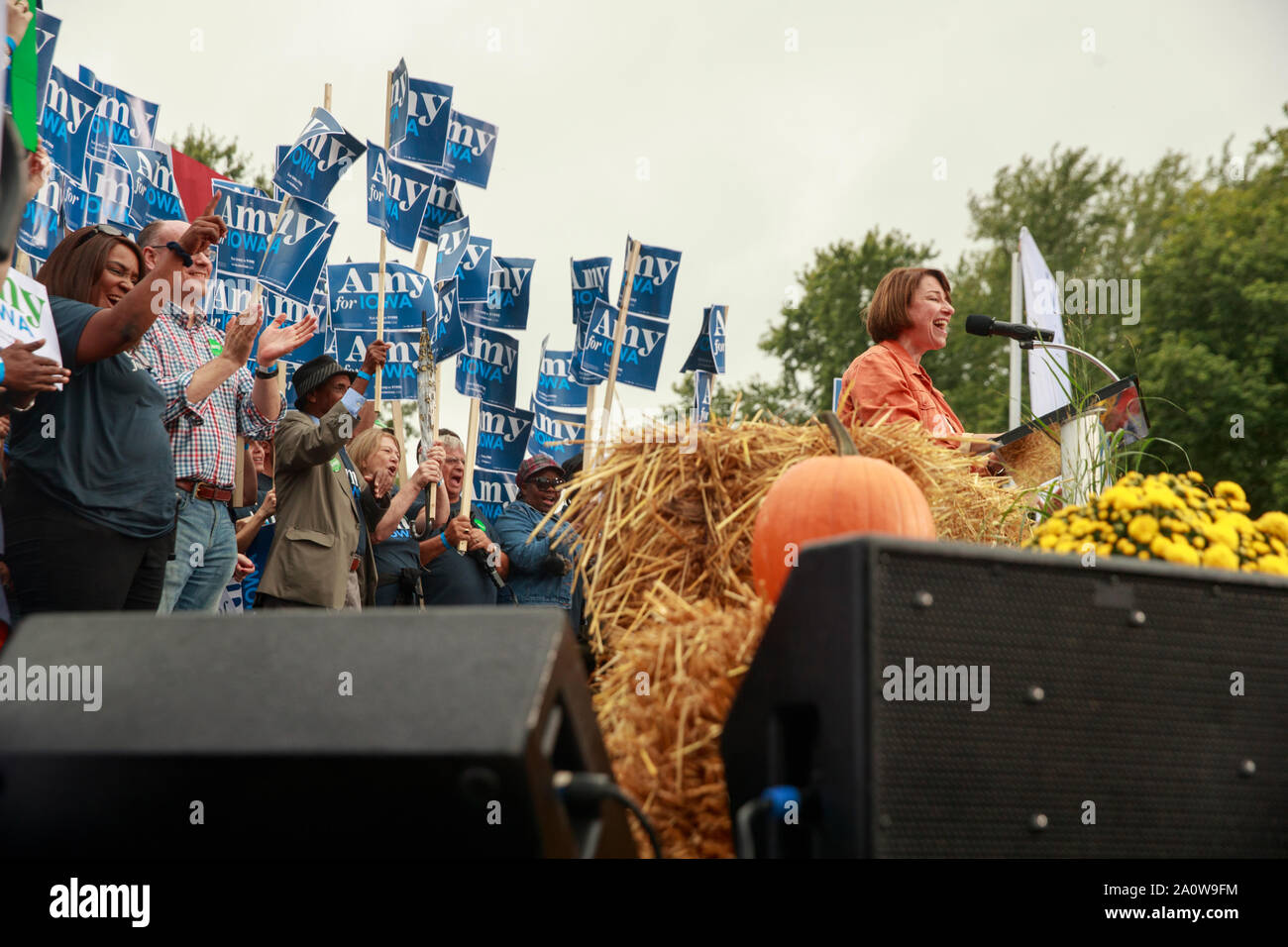 Amy Klobuchar, chi è in esecuzione per la nomination democratica per la Presidenza degli Stati Uniti, parla durante la Polk County Steak Fry, sabato 21 settembre, 2019 a opere d'Acqua Park di Des Moines, Iowa. La bistecca RFI è stata la più grande in Iowa la storia e ha visto la partecipazione di 12.000 democratici di tutto Iowa. La manifestazione ha attirato in 17 candidati per la nomination democratica per la presidenza degli Stati Uniti. L'Iowa Caucaso sono Lunedì 3 Febbraio, 2020 e pur non essendo un primario sarà restringere il campo dei candidati per il presidente prima della prima elezione primaria nello stato del New Hampshire Foto Stock