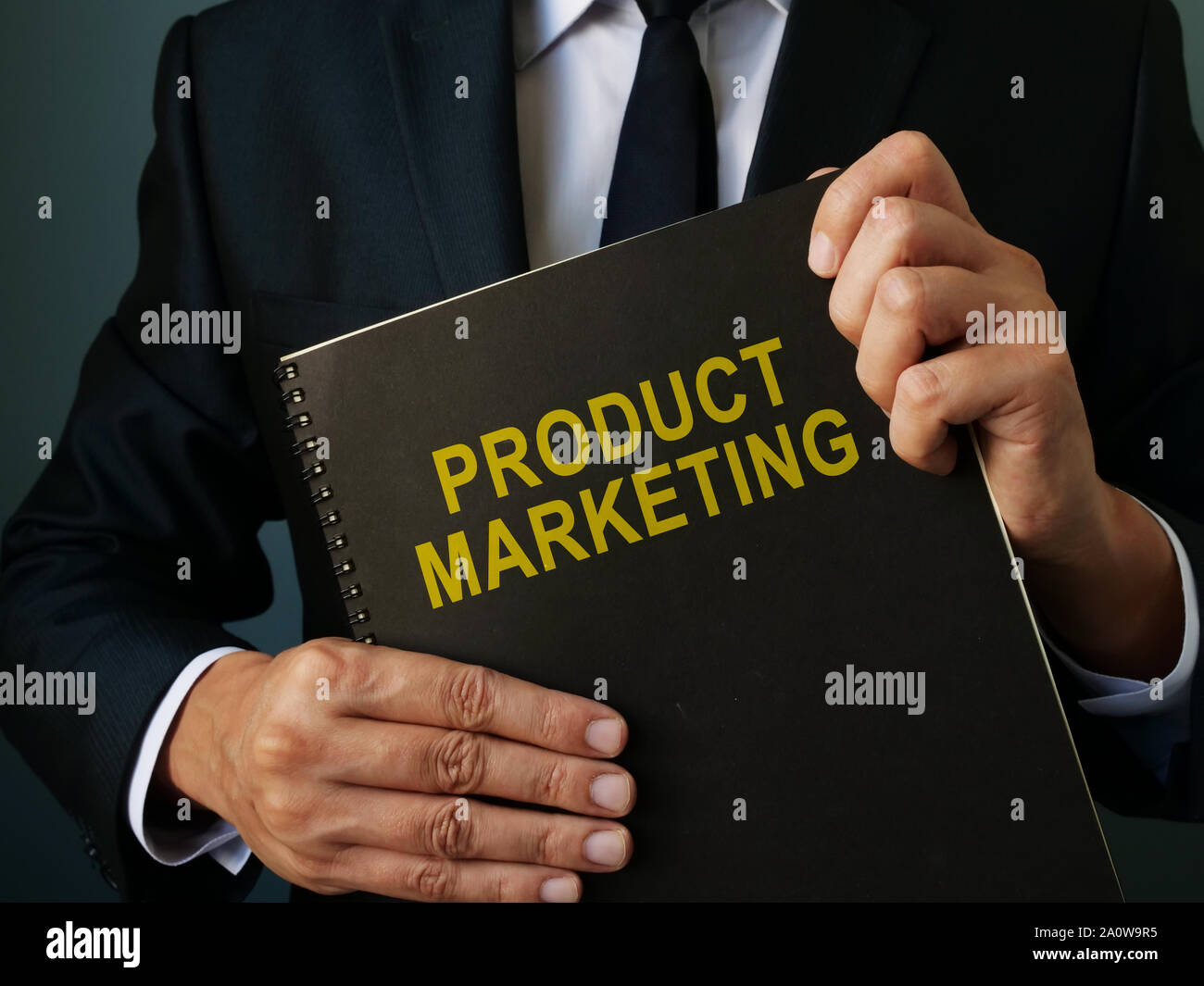 Prodotto piano di marketing nelle mani dell'imprenditore. Foto Stock