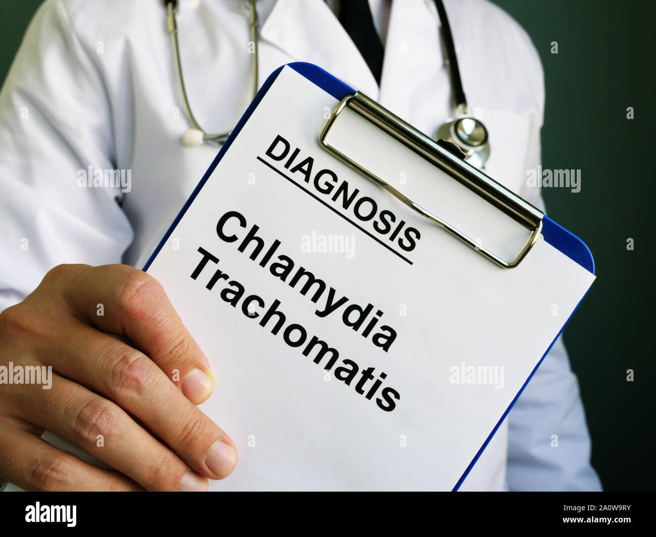 Chlamydia trachomatis la diagnosi nelle mani del medico. Foto Stock