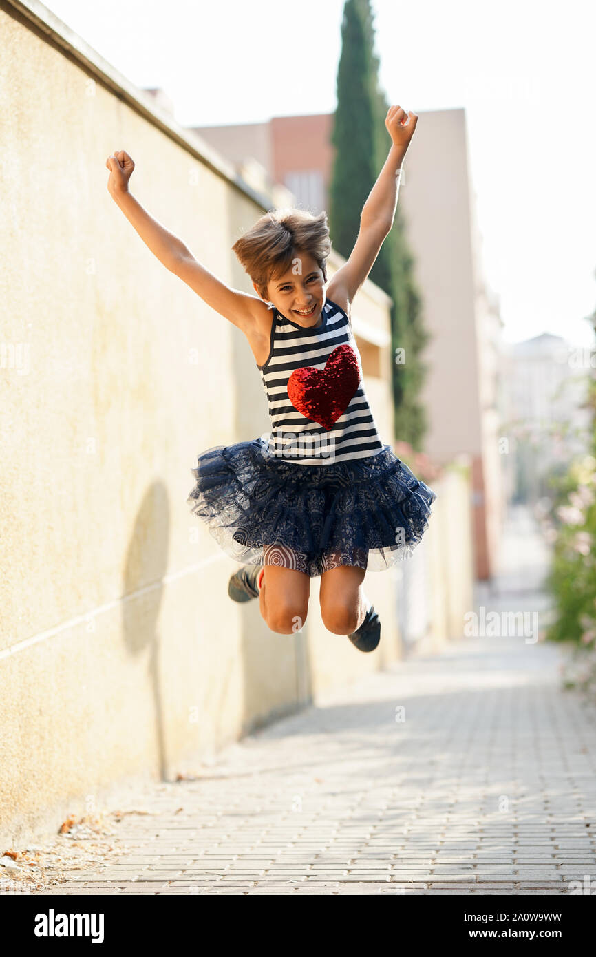 Bambina di otto anni, salto all'esterno. Foto Stock
