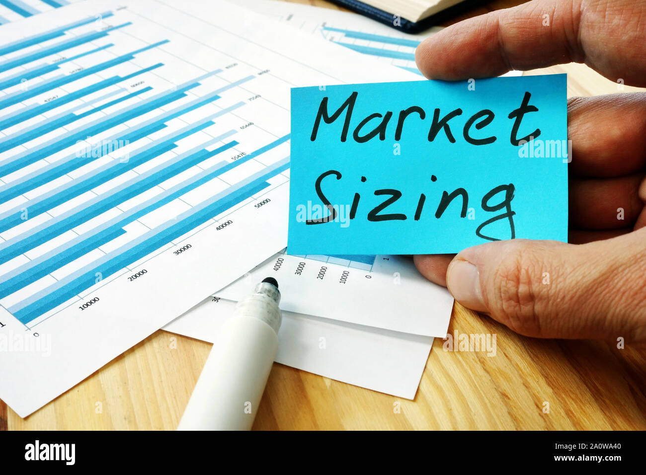 Mano è tenuta il dimensionamento del mercato iscrizione e carte. Foto Stock