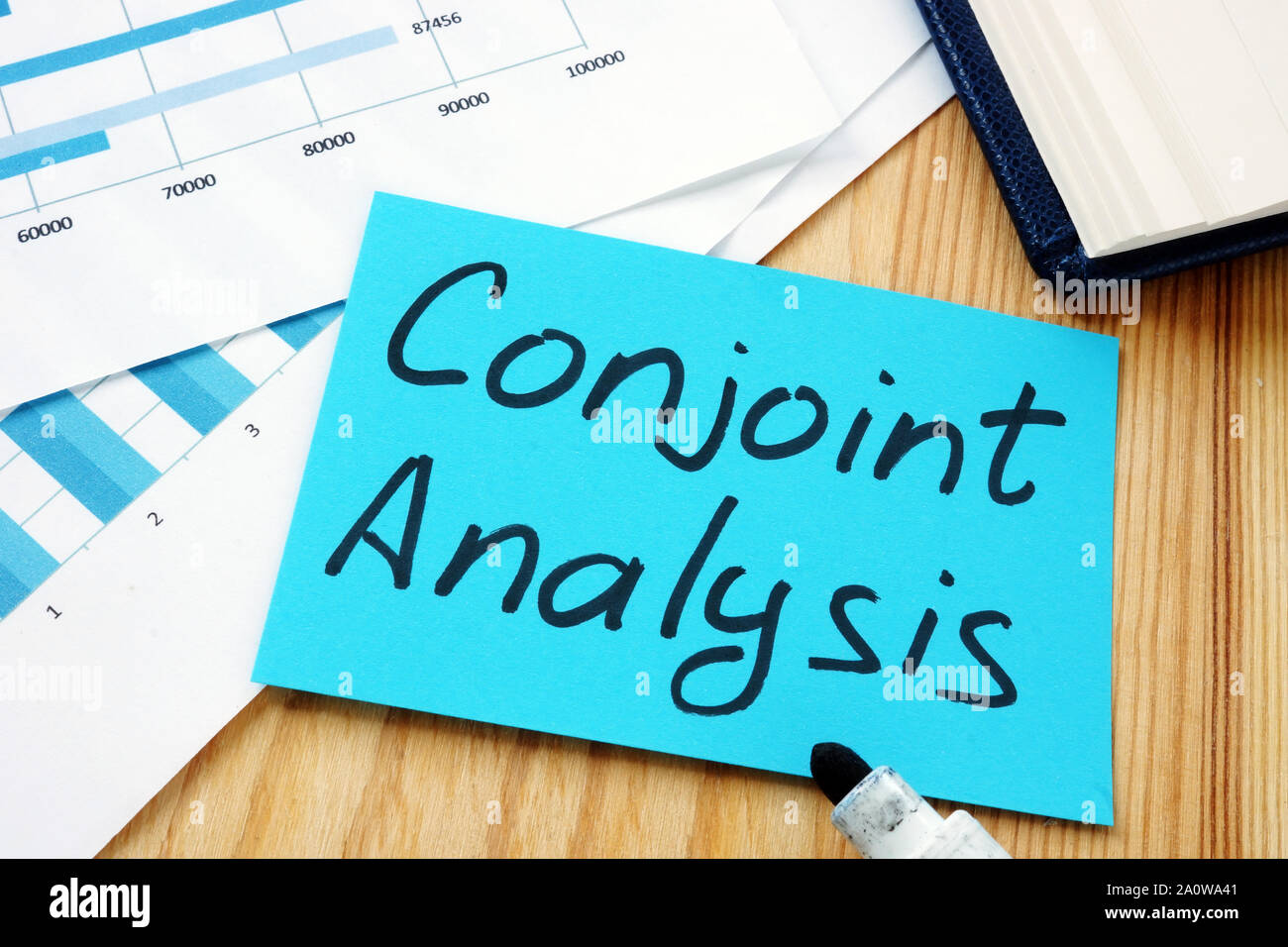 Analisi congiunta segno e grafici aziendali. Foto Stock