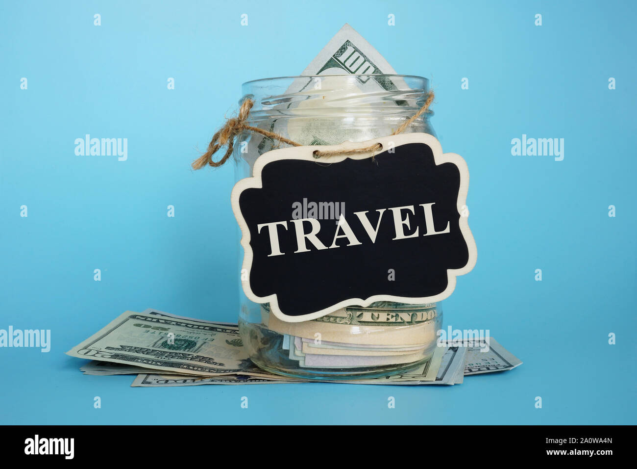 Risparmi per vacanze e viaggi. Vaso con piastra e denaro. Foto Stock