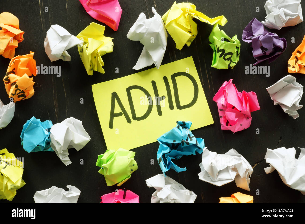 ADHD disturbo da deficit di attenzione e iperattività segno e palle di carta. Foto Stock