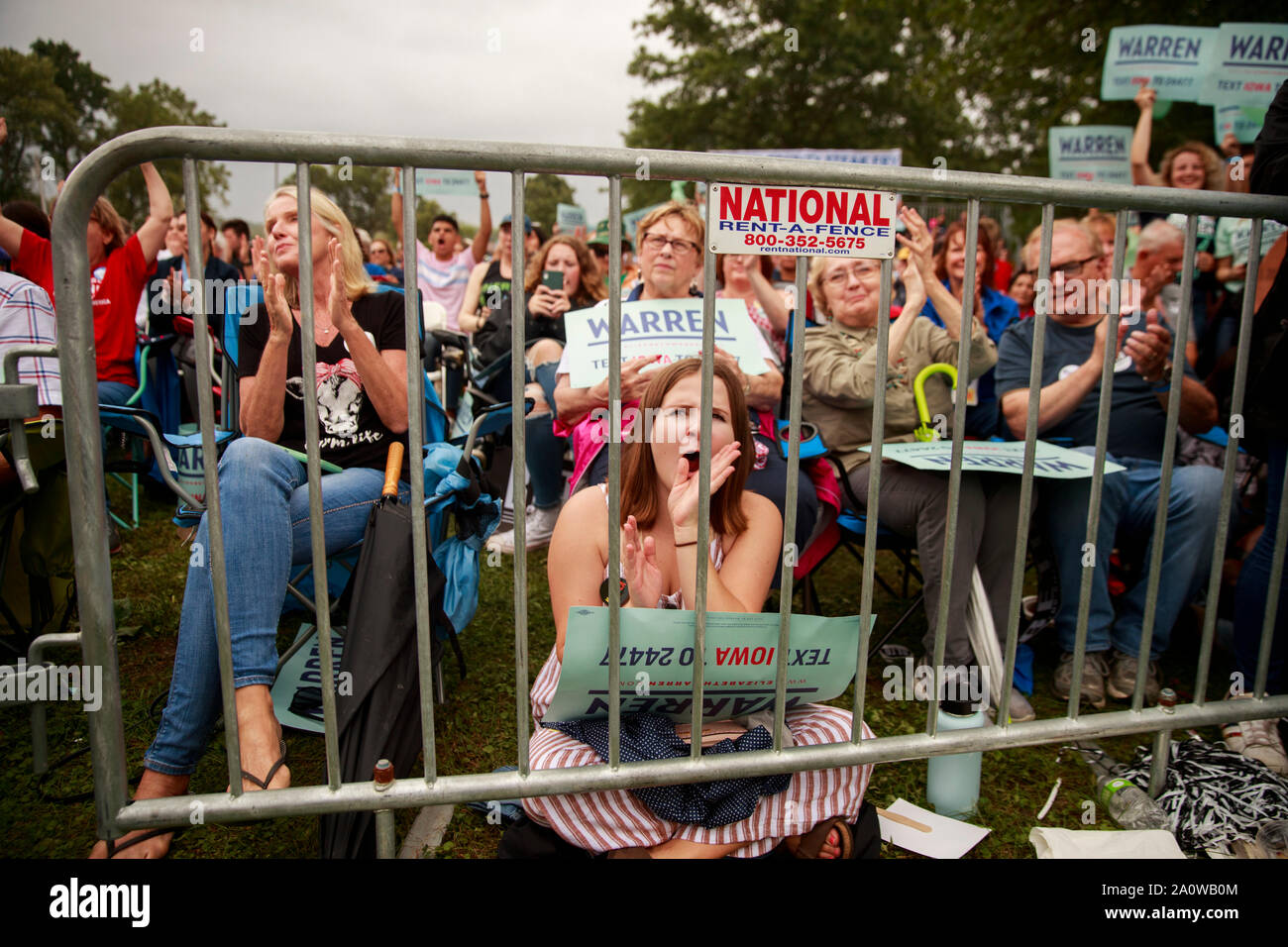 Un Elizabeth Warren sostenitore ascolta come Warren parla durante la Polk County Steak Fry, sabato 21 settembre, 2019 a opere d'Acqua Park di Des Moines, Iowa. La bistecca RFI è stata la più grande in Iowa la storia e ha visto la partecipazione di 12.000 democratici di tutto Iowa. La manifestazione ha attirato in 17 candidati per la nomination democratica per la presidenza degli Stati Uniti. L'Iowa Caucaso sono Lunedì 3 Febbraio, 2020 e pur non essendo un primario sarà restringere il campo dei candidati per il presidente prima della prima elezione primaria nello stato del New Hampshire. Foto Stock