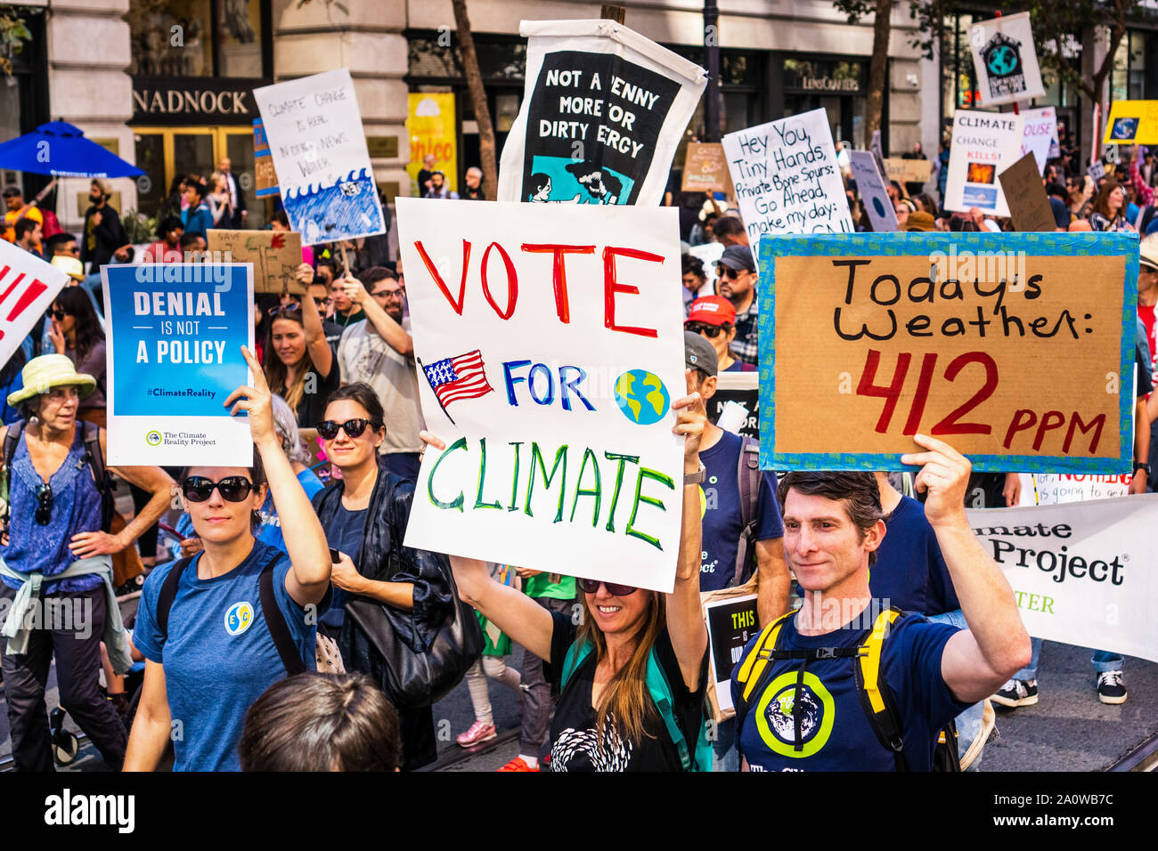 Sep 20, 2019 San Francisco / CA / STATI UNITI D'AMERICA - Votazione per il clima e gli altri cartelli con il cambiamento climatico messaggi correlati sollevata in occasione del clima globale sciopero R Foto Stock