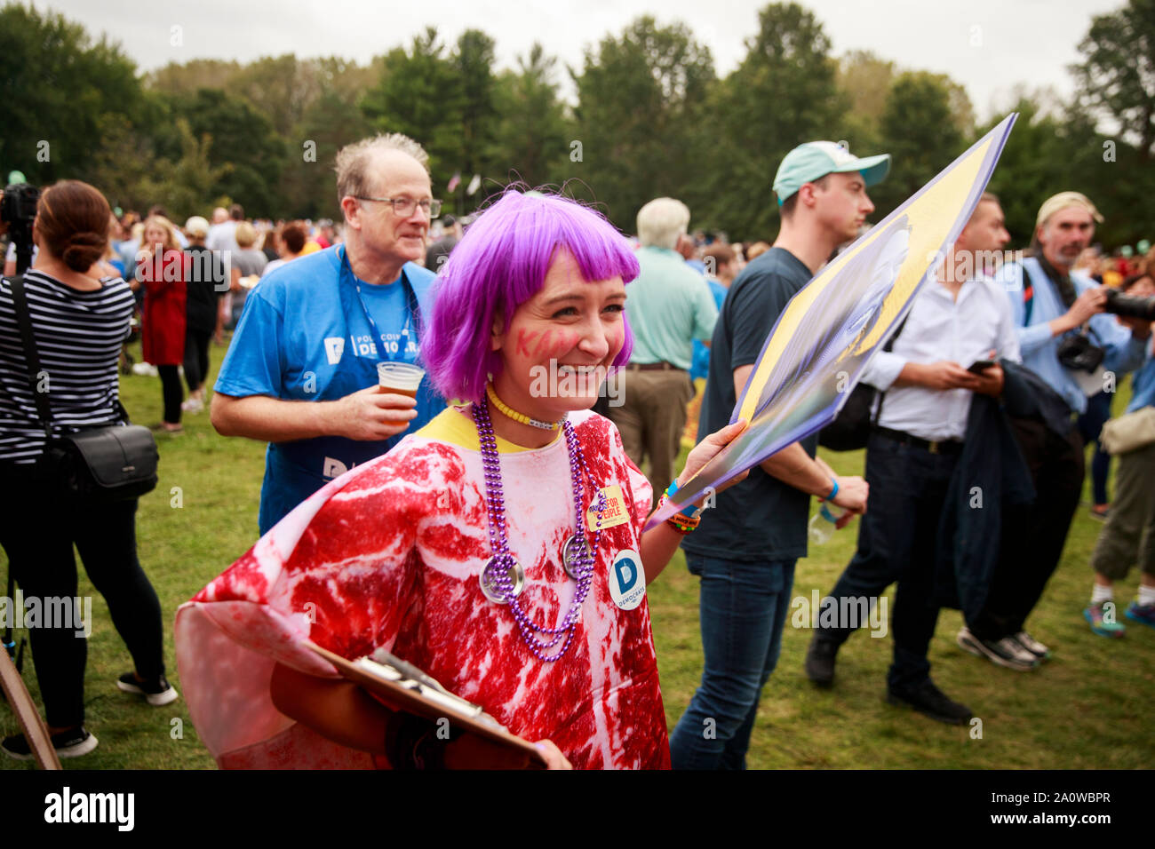 Kamala Harris sostenitori in costume a piedi attraverso la folla durante la Polk County Steak Fry, sabato 21 settembre, 2019 a opere d'Acqua Park di Des Moines, Iowa. La bistecca RFI è stata la più grande in Iowa la storia e ha visto la partecipazione di 12.000 democratici di tutto Iowa. La manifestazione ha attirato in 17 candidati per la nomination democratica per la presidenza degli Stati Uniti. L'Iowa Caucaso sono Lunedì 3 Febbraio, 2020 e pur non essendo un primario sarà restringere il campo dei candidati per il presidente prima della prima elezione primaria nello stato del New Hampshire. Foto Stock