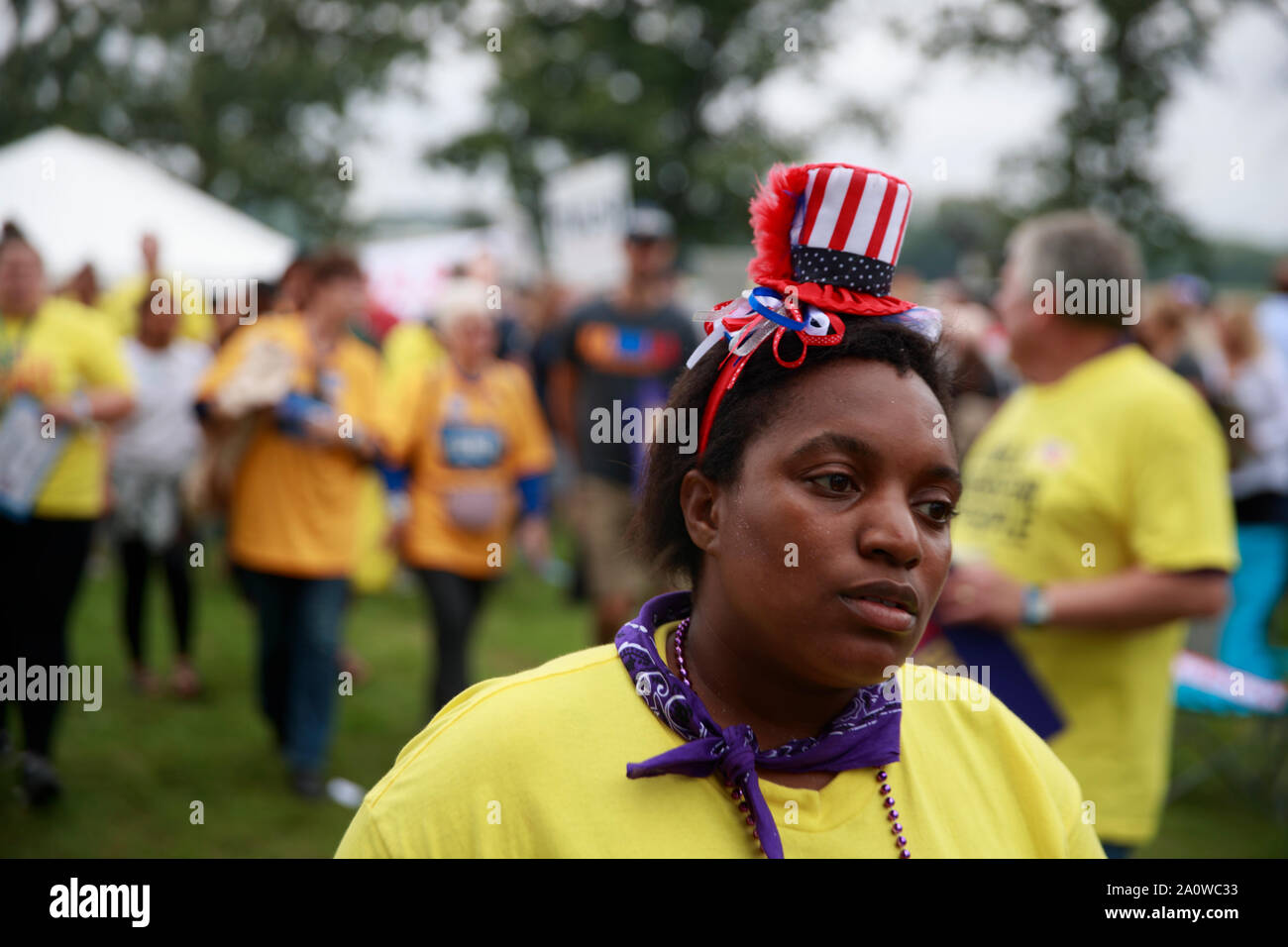 A Kamala Harris sostenitore indossa un cappello patriottico durante la Polk County Steak Fry, sabato 21 settembre, 2019 a opere d'Acqua Park di Des Moines, Iowa. La bistecca RFI è stata la più grande in Iowa la storia e ha visto la partecipazione di 12.000 democratici di tutto Iowa. La manifestazione ha attirato in 17 candidati per la nomination democratica per la presidenza degli Stati Uniti. L'Iowa Caucaso sono Lunedì 3 Febbraio, 2020 e pur non essendo un primario sarà restringere il campo dei candidati per il presidente prima della prima elezione primaria nello stato del New Hampshire. Foto Stock