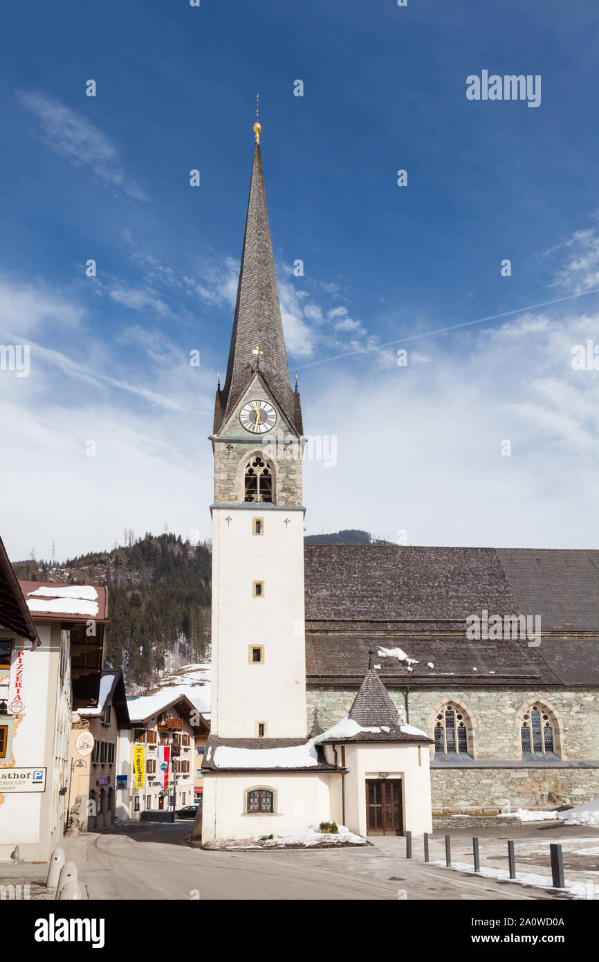 Veduta invernale della cattolica Chiesa parrocchiale di Bruck an der Grossglocknerstrasse nello stato di Salisburgo, Austria. Foto Stock