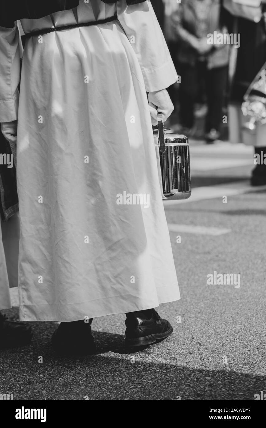 Al di sotto di vista di una persona con cappuccio in una processione, la Settimana Santa Foto Stock