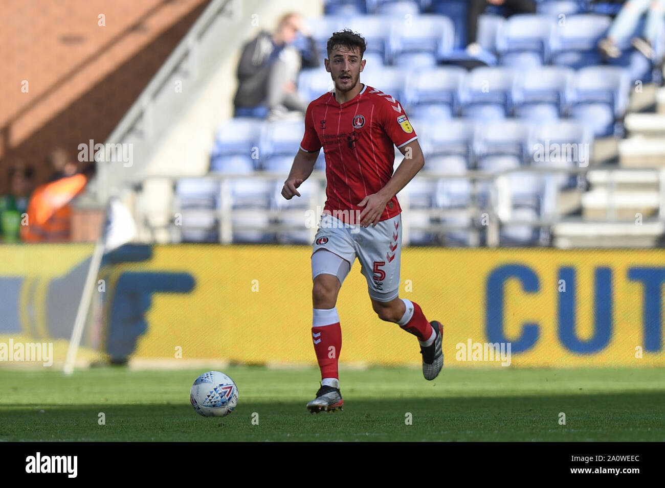 Il 21 settembre 2019, DW Stadium, Wigan, Inghilterra; Sky scommessa campionato di calcio, Wigan Athletic vs Charlton Athletic ; Tom Lockyer (5) di Charlton Athletic in azione durante il gioco Credito: Richard Long/News immagini English Football League immagini sono soggette a licenza DataCo Foto Stock