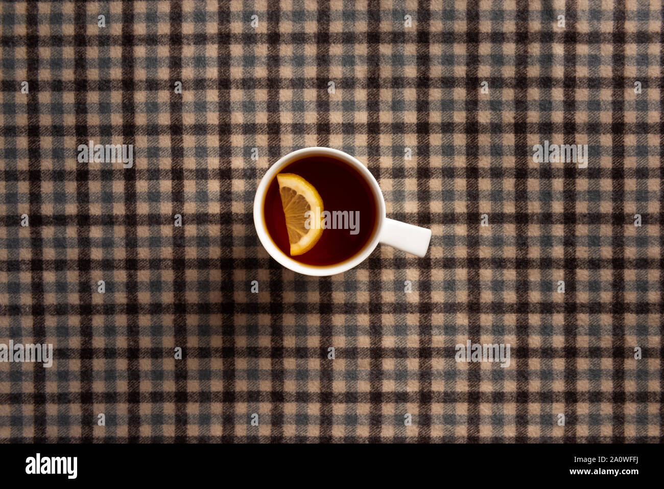 Composizione d'autunno. Tazza di tè, plaid. Lay piatto. Foto Stock